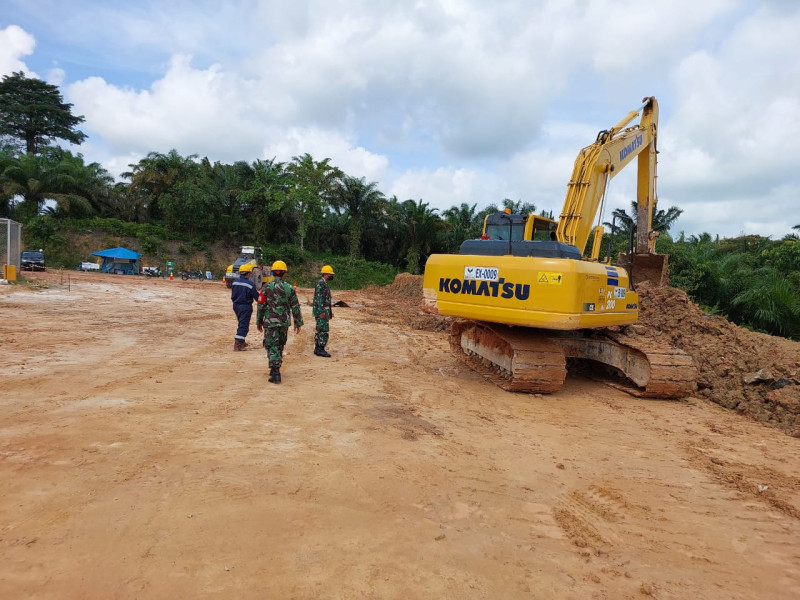 Pastikan OVN Aman, Serma Muhammad Nasir dan Serda Holmes Pasaribu Patroli Rutin Disejumlah Titik Lokasi Drilling Milik PT PHR Minas