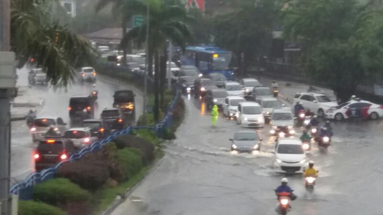 Diguyur Hujan Deras Sejumlah Wilayah Di Kota Pekanbaru Tergenang Banjir