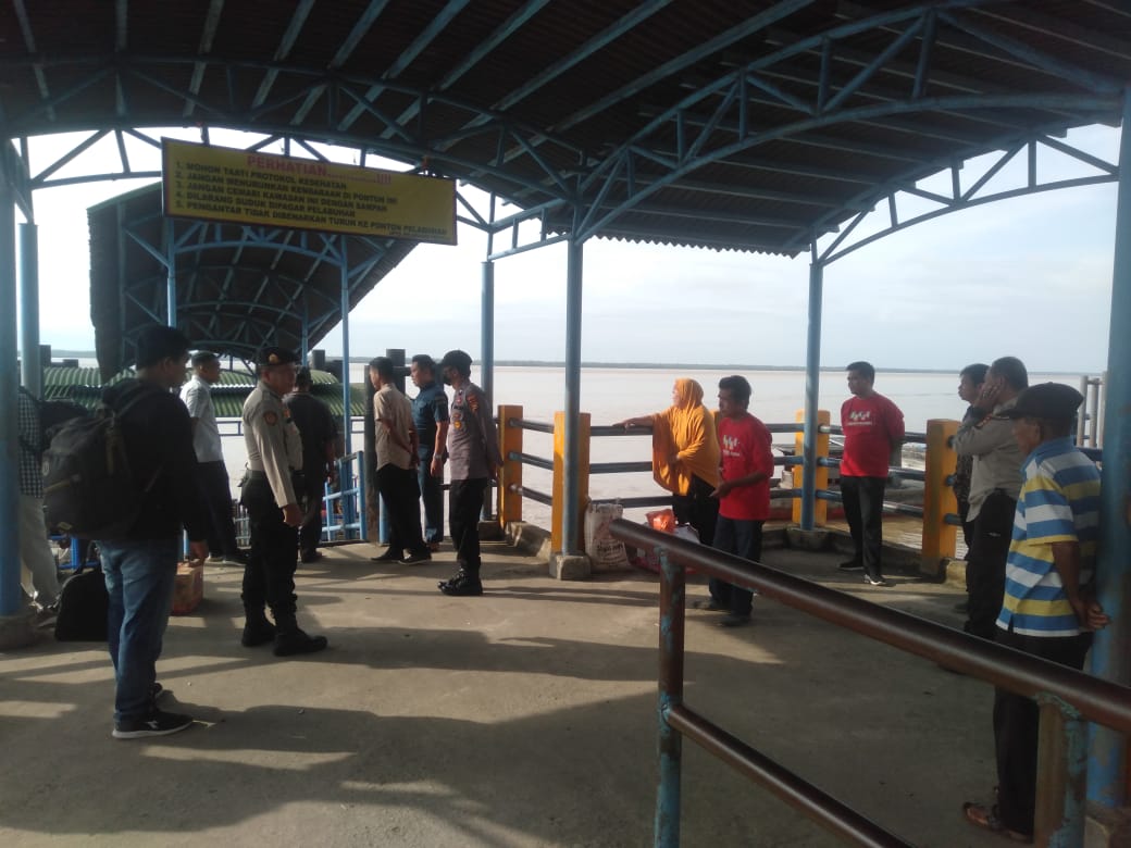 Tiga Personil Polsek Kuala Kampar Giat Pengamanan & Pelayanan  Penumpang Pelabuhan Teluk Dalam