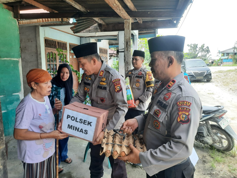 Kapolsek Minas Berikan Santunan Anak Yatim Dan Berikan Bantuan Kepada Dua Keluarga Yang Membutuhkan Dalam Rangka Peringatan Isra' Miraj 1446 H