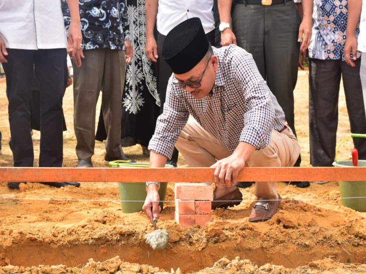 Peletakan Batu Pertama Dalam Pembangunan Mesjid Al-Ikhlas Pandau Jaya , Pj. Bupati Kampar Tegaskan Untuk Selalu Konsisten Dalam Penyelesaian Rumah Ibadah