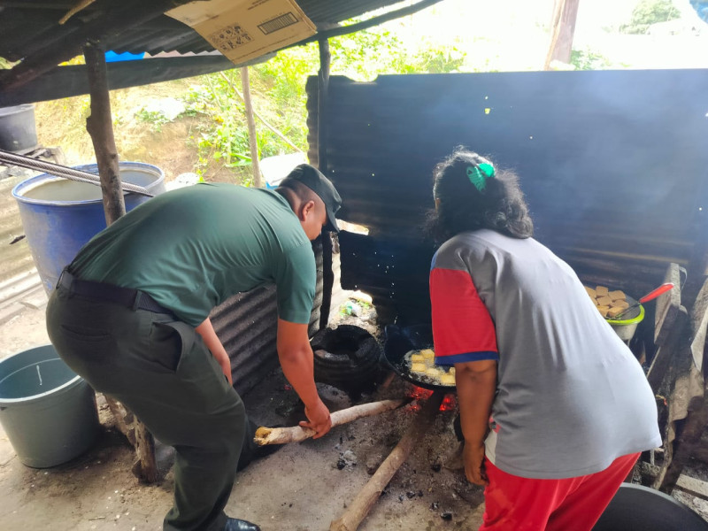 Serda Sugiarto Giat Rutin Babinsa Masuk Dapur di Rumah Ibu Rukmini Warga Kampung Rantau Bertuah 