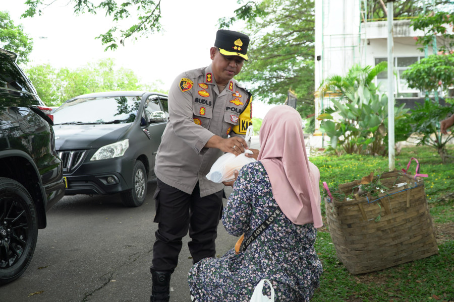 Jelang Sholat Jumat, Kapolres Rohul Bagikan 200 Nasi Kotak Kepada Warga