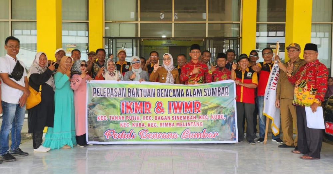 IKMR Rohil Salurkan Bantuan untuk Korban Bencana Alam Di Sumbar Di Lepas Oleh Ketua IKMR Bersama Camat Tanah Putih