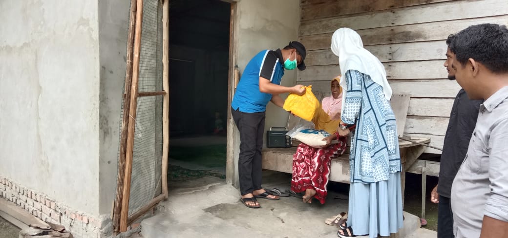 Waka I DPRD Siak Fairus S,Ag Kembali Salurkan Paket Bansos C-19 di Kampung Rantau Panjang