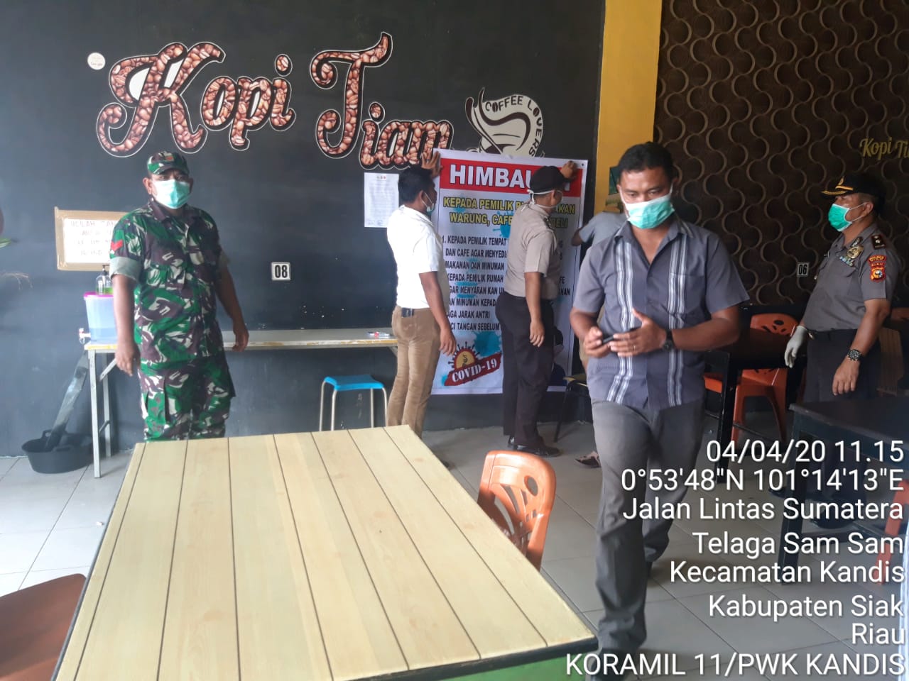 Kapolsek Kandis Bersama Danramil Kunjungi Pedagang Berikan Himbauan Sikapi Pandemi Covid 19