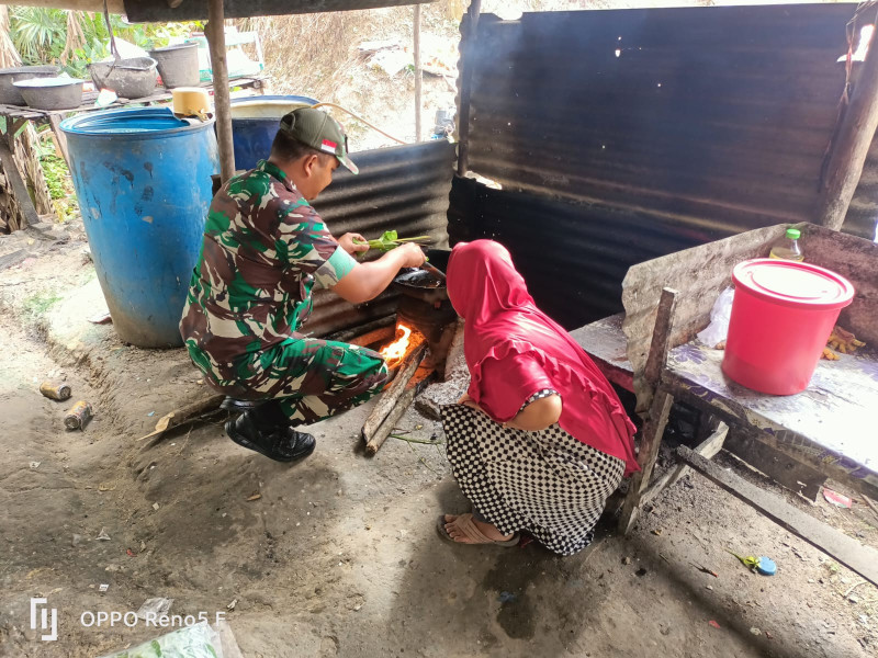 Kopda AKP Hutagalung Giat Rutin Babinsa Masuk Dapur di Rumah Ibu Dewi Warga Kurang Mampu di Minas Barat