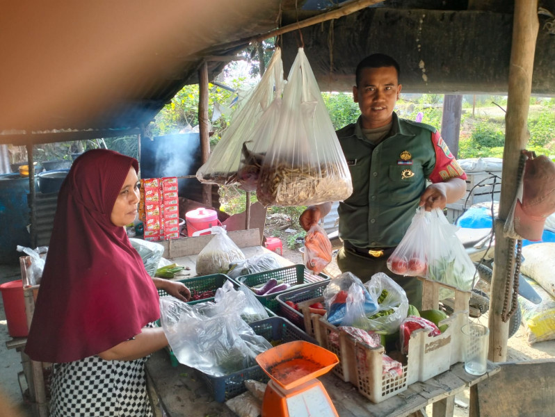 Koptu S Sembiring Babinsa Koramil 03/Minas Bentu Warga Dengan Masuk Dapur Warga Kurang Mampu di Minas Jaya