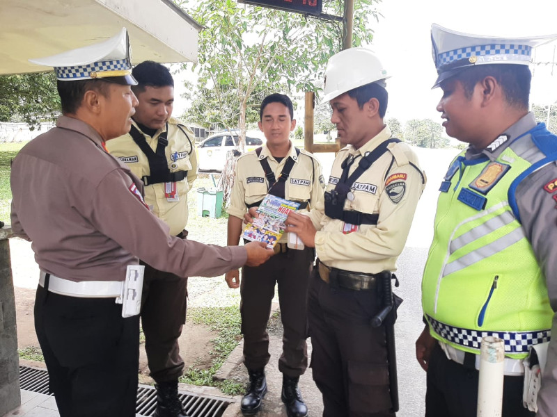Sembari Patroli, Personil Subdit Gakum Ditlantas Polda Riau Giat Cooling System Guna Sukseskan Pemilu 2024