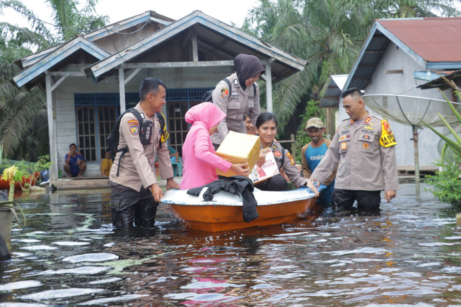 Gunakan Traill dan Gandeng Komonitas Off Road Kapolres Inhu Salurkan Bantuan Banjir Rawa Bangun