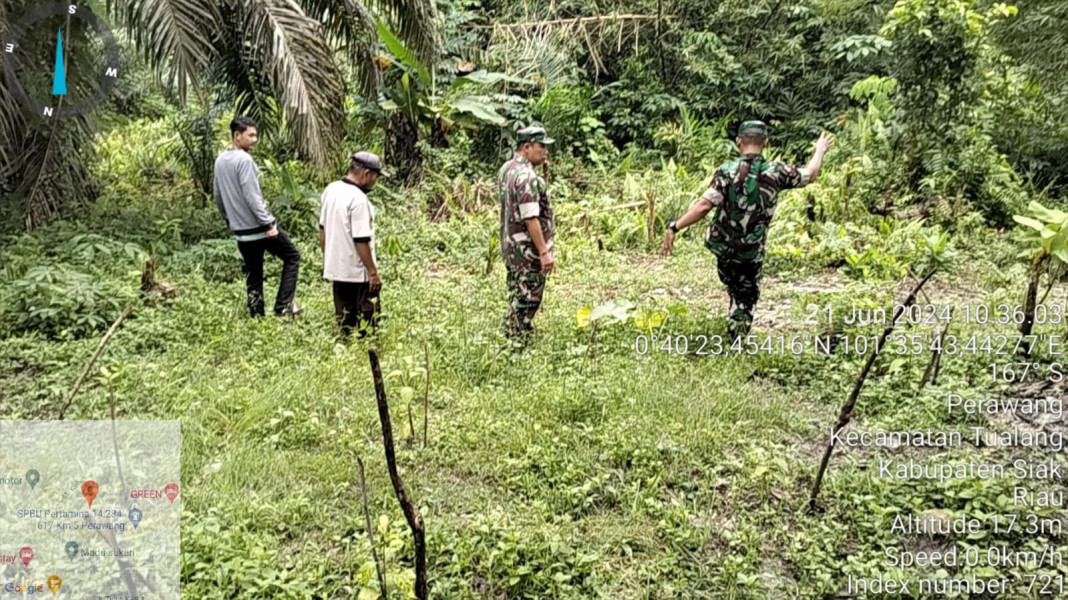 Pelda Ramli Nasution dan Praka Gunariadi Bersama Warga Binaan Patroli Gabungan Antisipasi Karhutla Secara Rutin di Wilayah Kampung Perawang Barat