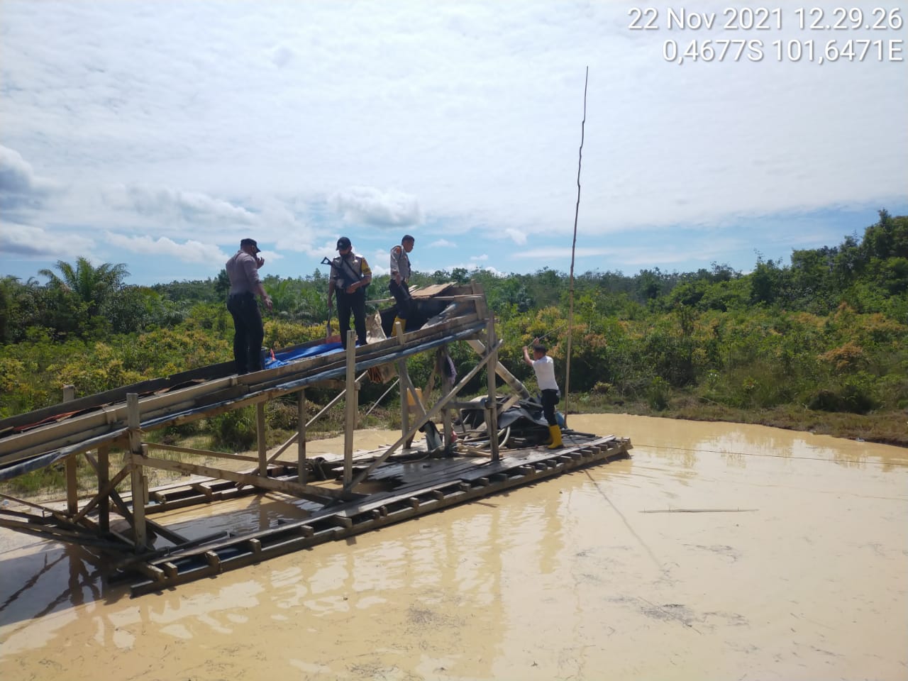 Kapolsek Benai Pimpin Penertiban PETI di Desa Pulau Kalimanting