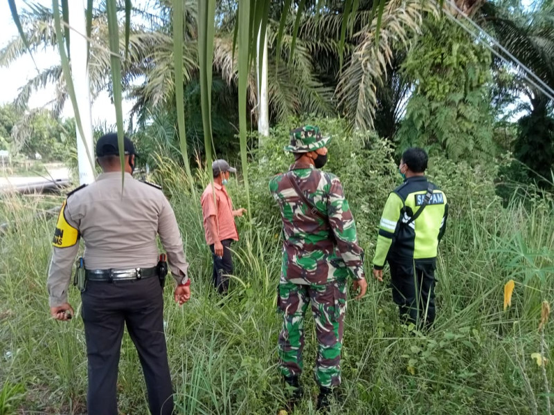 Babinsa Kampung Minas Timur Serda Mayus M Dengan Tim Rutin Patroli Karlahut Bersama Warga Binaannya