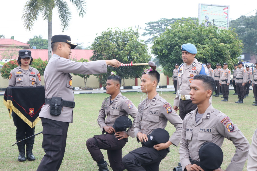 6 Bintara Remaja Polres Kampar Ikuti Tradisi Pembaretan