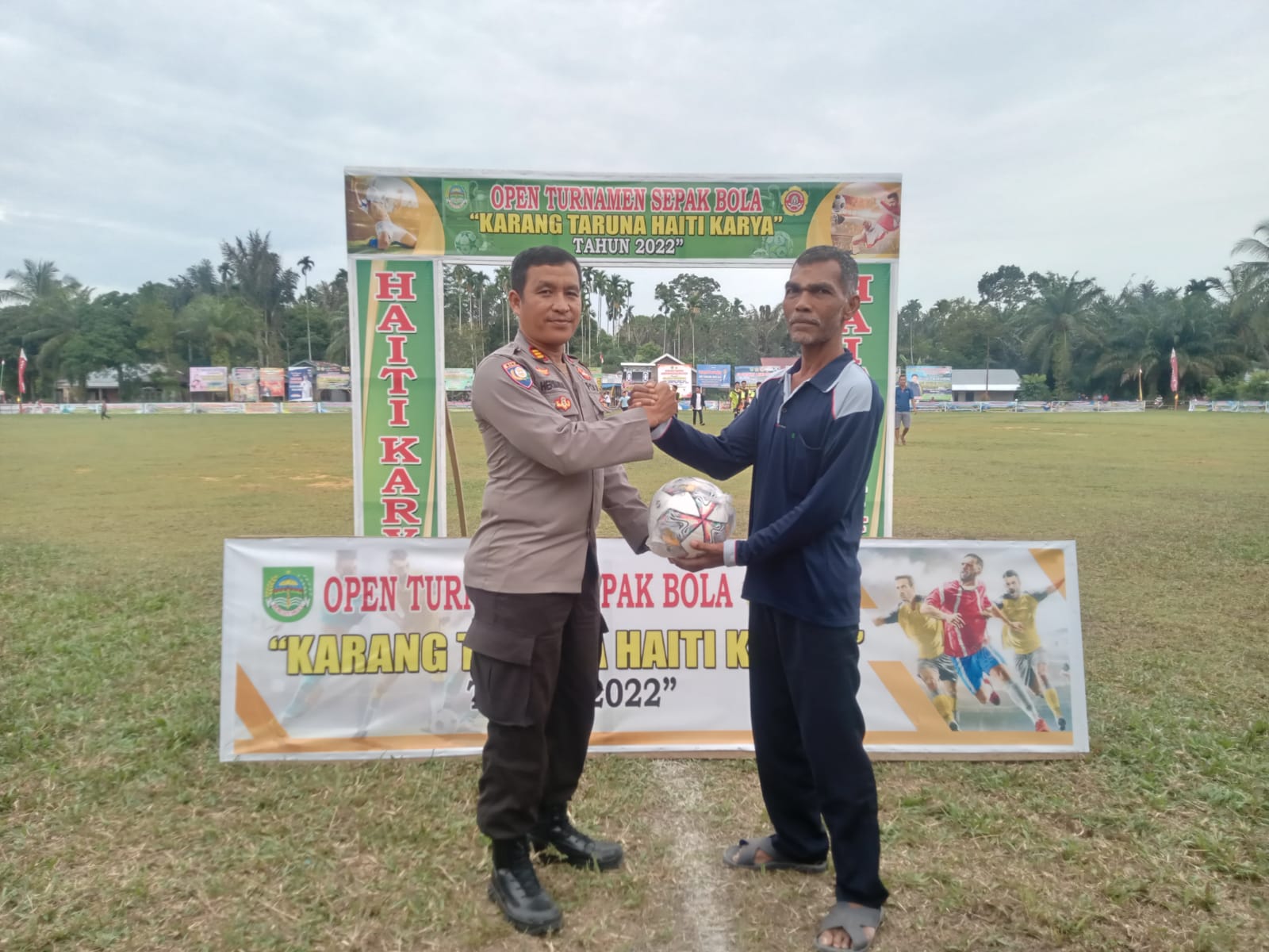 Kasat Binmas Polres Rohul Berikan Bantuan Sarana Olah Raga Kepada Ketua Panitia Open Turnamen