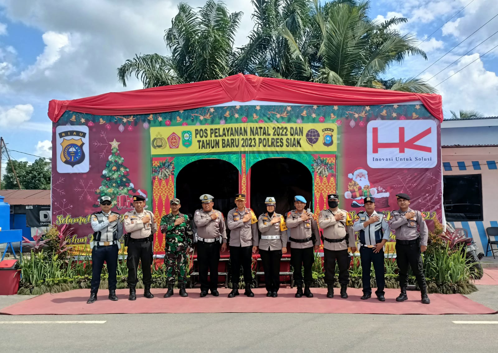 Wakapolres Siak Kunjungi Pos Pelayanan Natal 2022 dan Tahun Baru 2023 di Simpang Perawang Kecamatan Minas