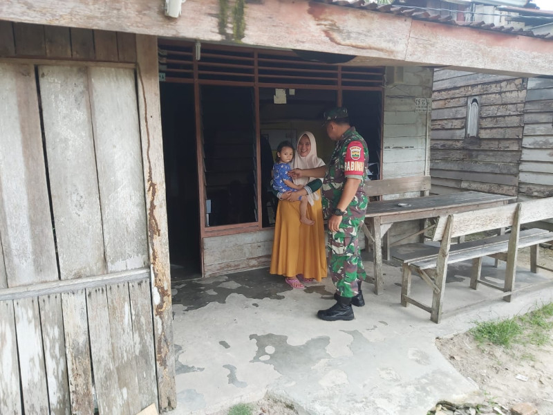 Babinsa Koramil 04/Perawang Serda Deddy H Lakukan Pengecekan Anak Stunting Di Kampung Kranji Gugu