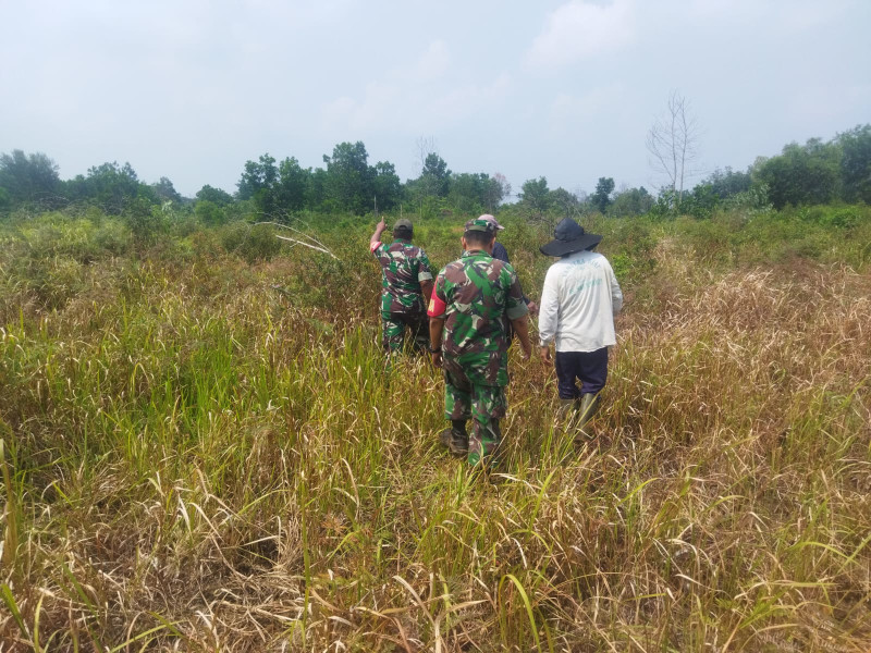 Kali Ini Giliran Serka Afrisal & Sertu Sahidin Ajak Warga Giat Penanggulangan Karhutla Dengan Berpatroli di Wilayah Kampung Tualang