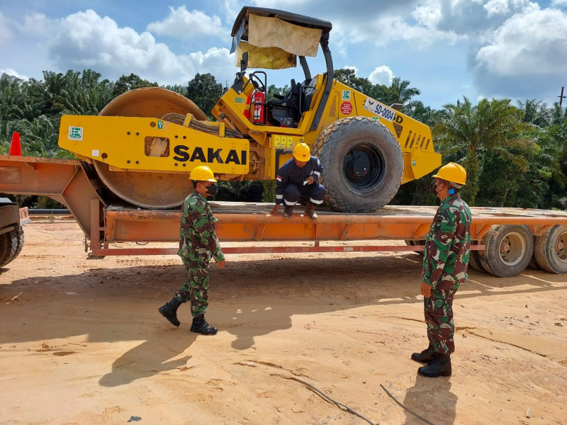 Cegah Gangguan Pada OVN PHR Minas, Serka Sri Wahyudi & Serda Holmes Pasaribu Patroli Rutin Disejumlah Titik Lokasi Drilling