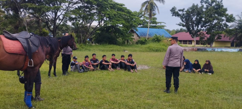Patroli Berkuda, Polsek Pasir Penyu Laksanakan Cooling System di Desa Batu Gajah