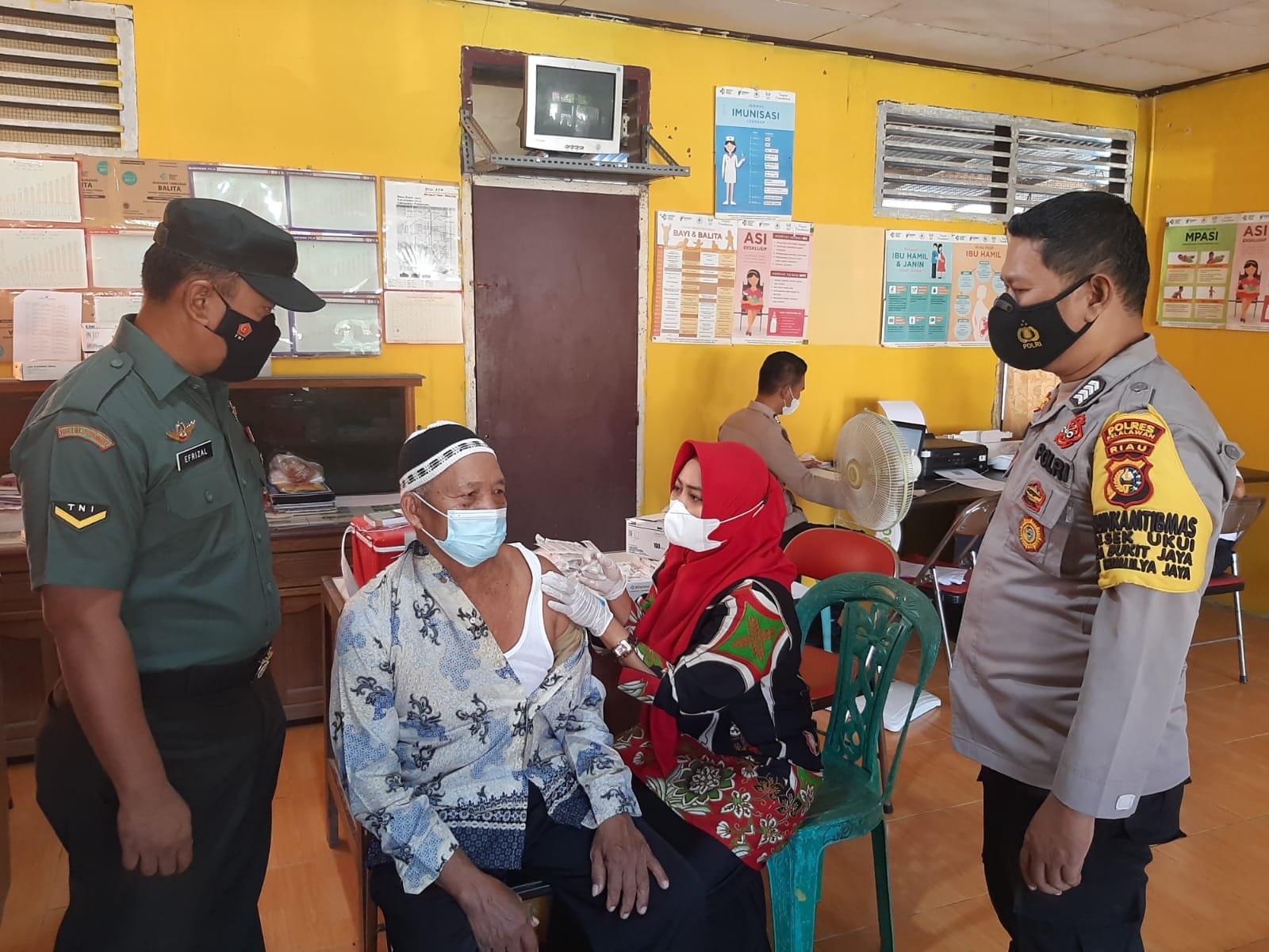 Polsek Ukui dan Puskesmas Ukui Lanjut Buka Layanan Vaksinasi di Desa Bukit Jaya