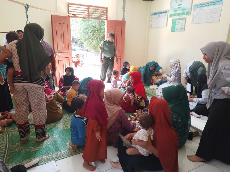 Serma Benriyadi Babinsa Kampung Lubuk Umbut Komsos & Laksanakan Pengecekan Anak Stunting