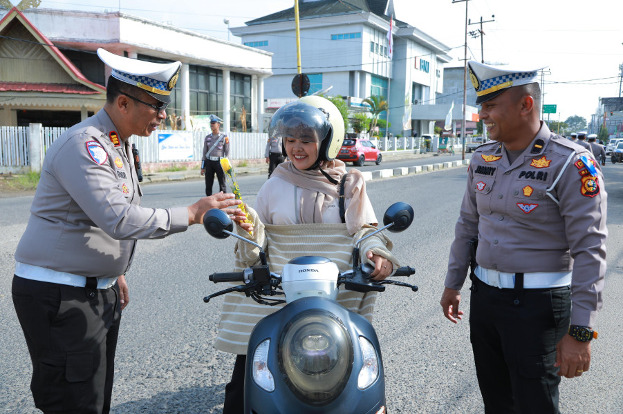 Sat Lantas Polres Inhil Bagi Bagi Helm SNI