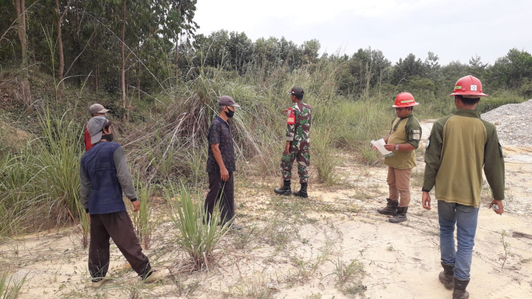 Babinsa Koramil 03/Minas Serka Sri Wahyudi  Giat Penanggulangan Karhutla Serta Berpatroli di Kampung Lubuk Jering 