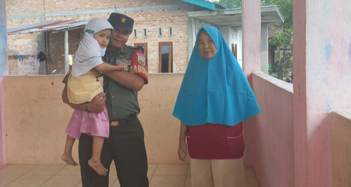 Babinsa Koramil 04/Perawang Sertu Sarju Giat Pengecekan Anak Stunting di Kampung Tualang