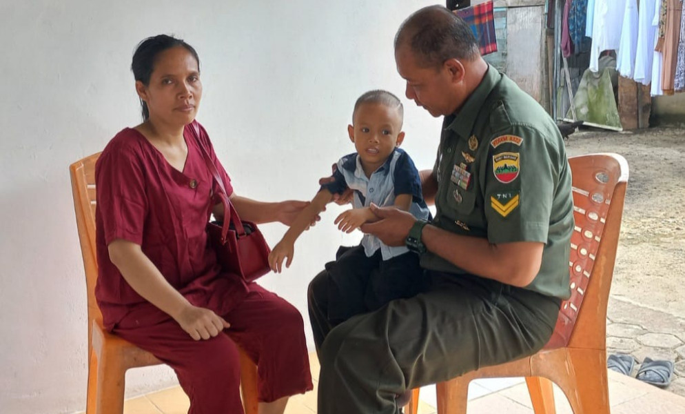 Di Kampung Tualang, Babinsa Sertu Sarju Giat Pengecekan Anak Stunting Kerumah Warga Binaan