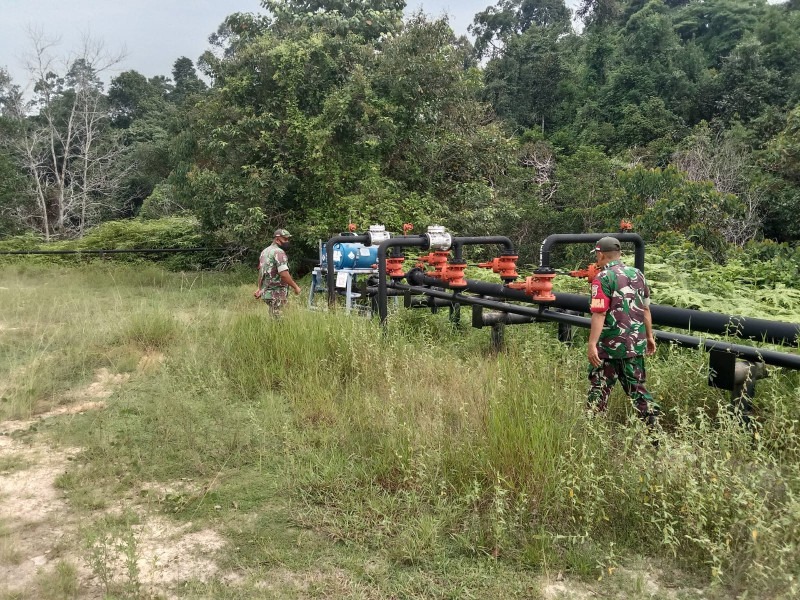 Penguatan Binter SKK Migas di Area 4 PT PHR, Dua Orang Anggota Koramil 03/Minas Ini Rutin Berpatroli Dan Lakukan Komsos 