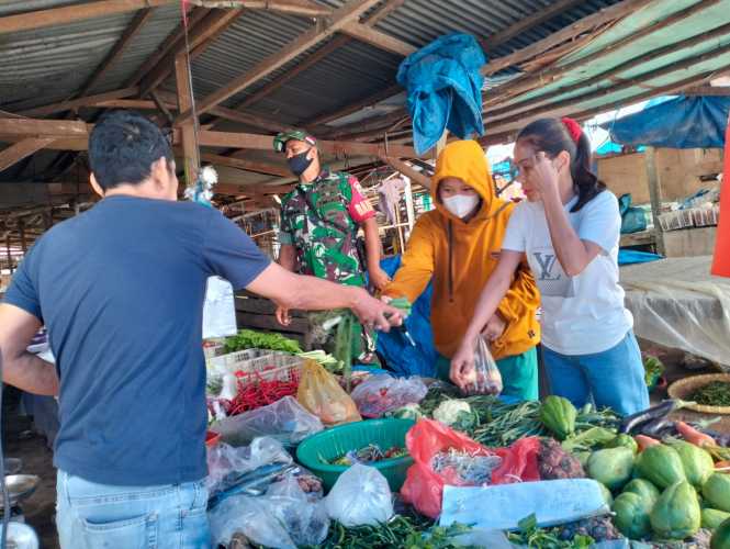 Kopda S Sembiring Babinsa Koramil 03/Minas Lakukan Gakplin Antisipasi Penularan COVID-19 di Pasar Minas