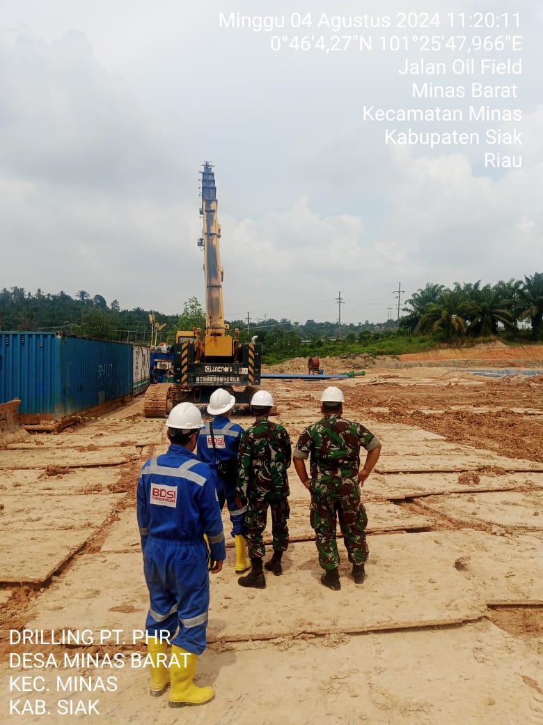 Pastikan OVN Aman Dari Gangguan, Serka D dan Sertu joko Purnomo Patroli Rutin Disejumlah Titik Lokasi Drilling PT PHR Minas