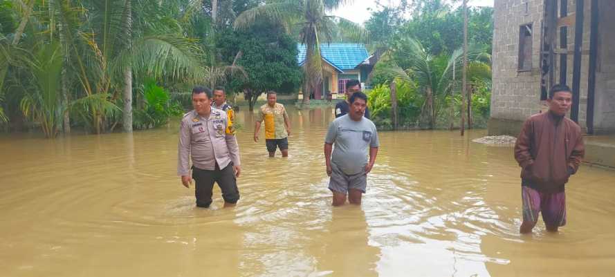 Polsek Peranap Pantau dan Salurkan Bantuan Banjir di Desa Pesajian