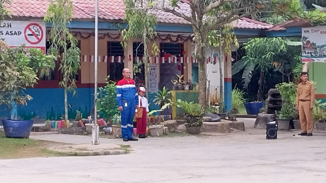 Desy Kurniawan Dari PHR Jadi Pembina Upacara Di SDN 10 Minas Timur 