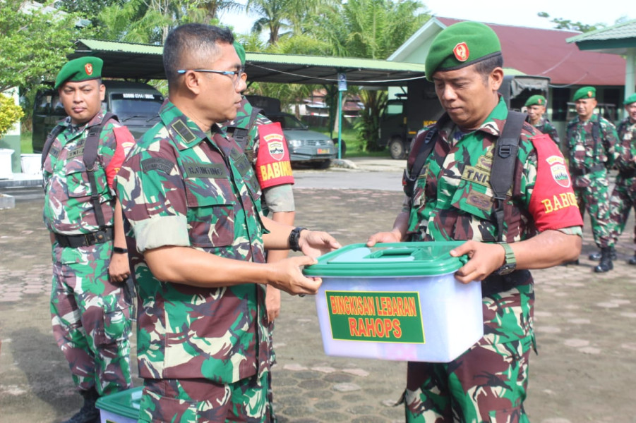 Letkol Arh M. Nahrudin Roshid Menyerahkan Bingkisin Lebaran Dari Staf Angkatan Darat Jendral Dudung Abdurachman