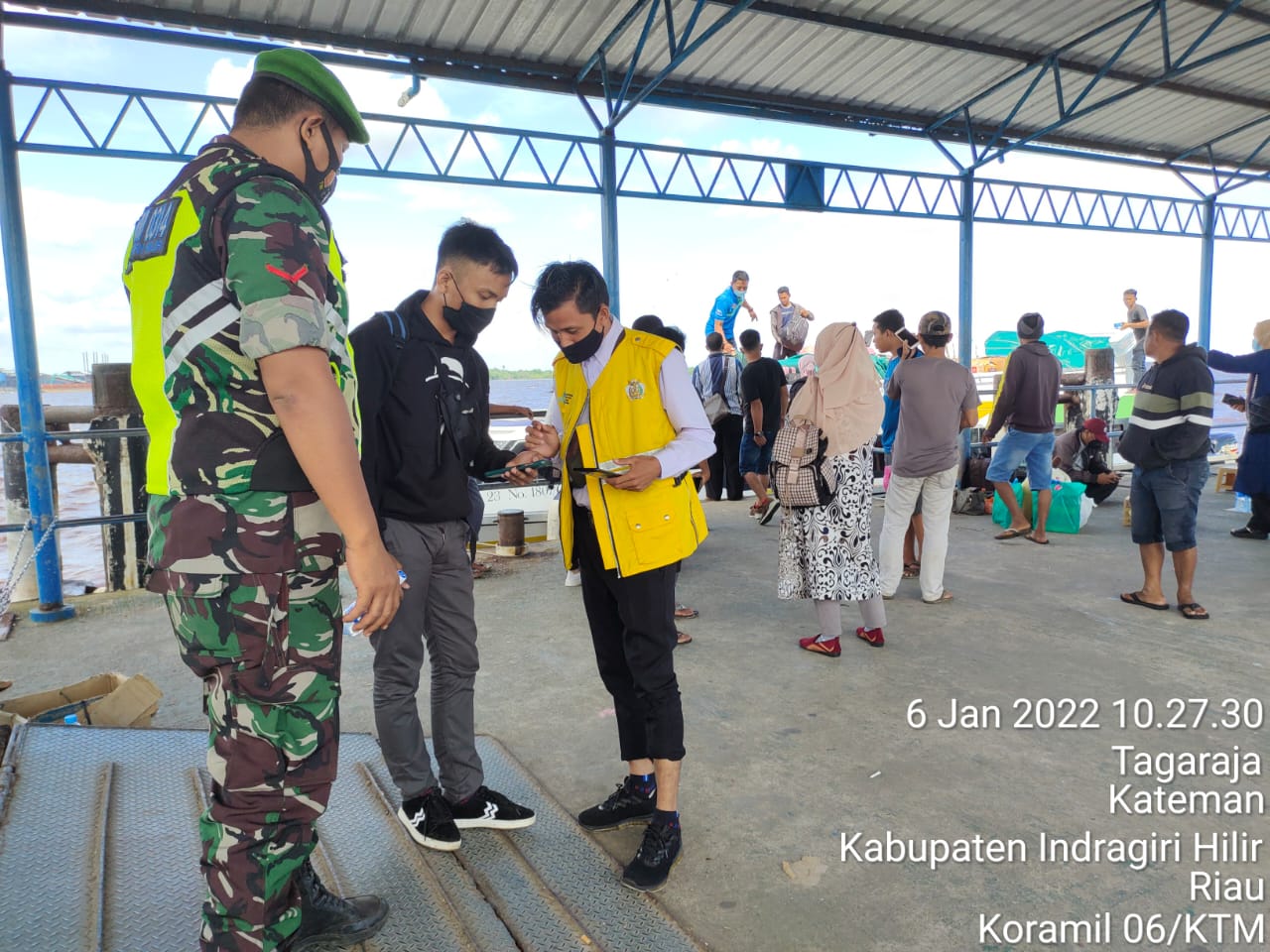 Babinsa Koramil 06 Kateman Melaksanakan Gakplin di Dermaga Pelabuhan Syahbandar