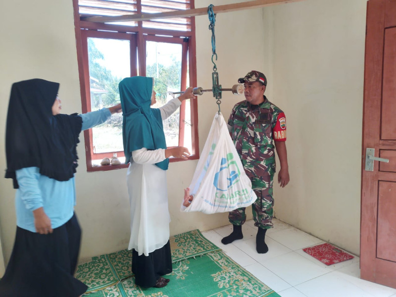 Bersama Bidan Desa Dan Kader Posyandu, Serma Benriyadi Lakukan Pengecekan Anak Stunting di Kampung Lubuk Umbut