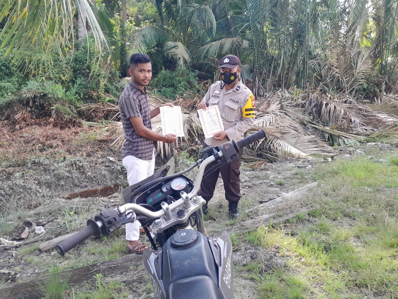 Larangan Membakar, Polsek Kuala Kampar Patroli Dan Bagikan Maklumat Kapolda Riau