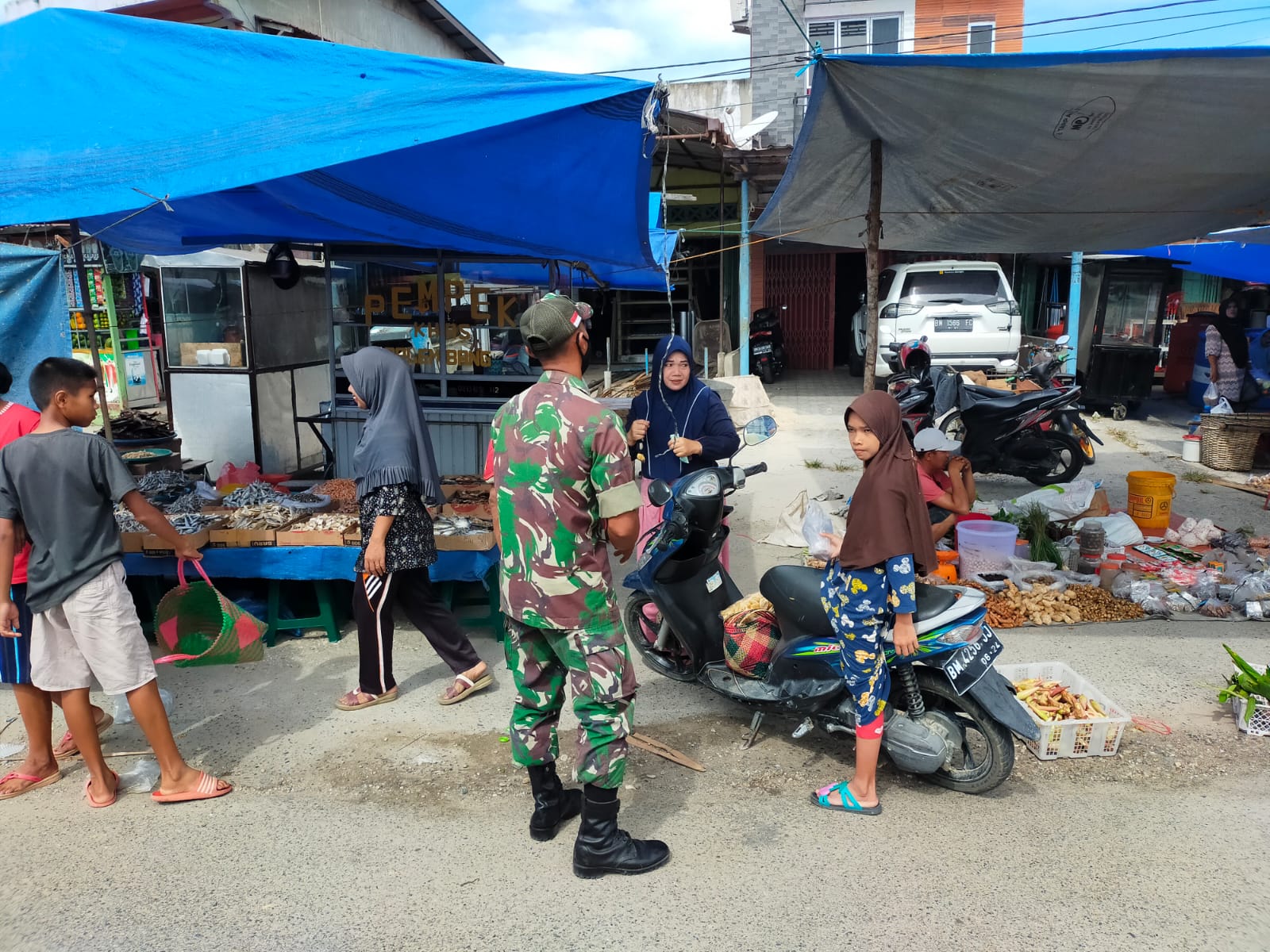 Cegah Penyebaran Covid-19, Sertu Joko Purnomo Sosialisasikan Prokes di Pasar Minas