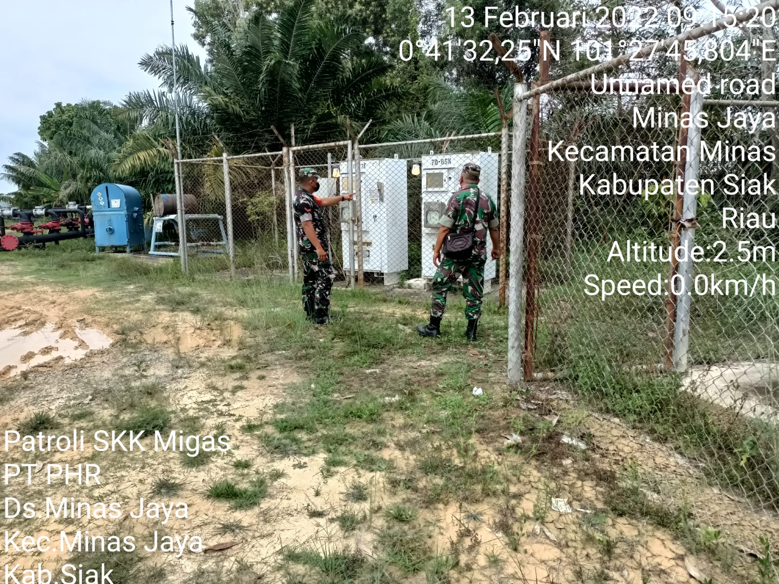 Penguatan Binter SKK Migas di Area 2 Minas Jaya, Dua Orang Anggota Koramil 03/Minas Berpatroli
