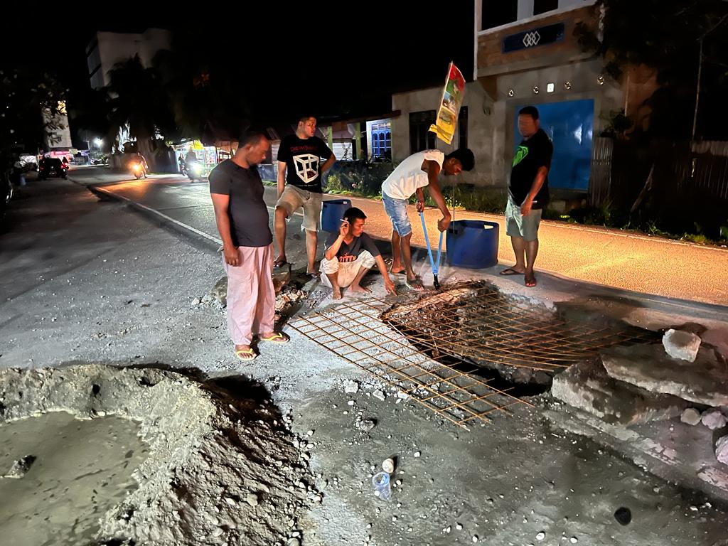 Prihatin Terhadap Kondisi Jalan Berlubang, Pemuda Kelurahan Sungai Apit Goro Perbaiki Jalan 