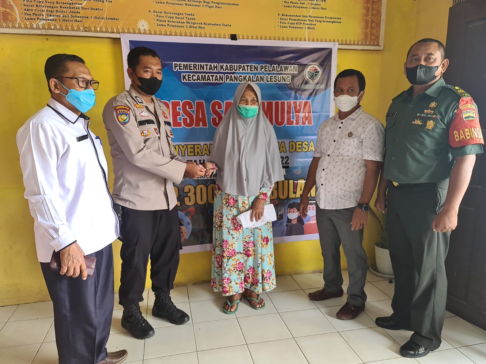Sejumlah Petugas Polsek Pangkalan Lesung Kawal Pembagian BLT Dana Desa