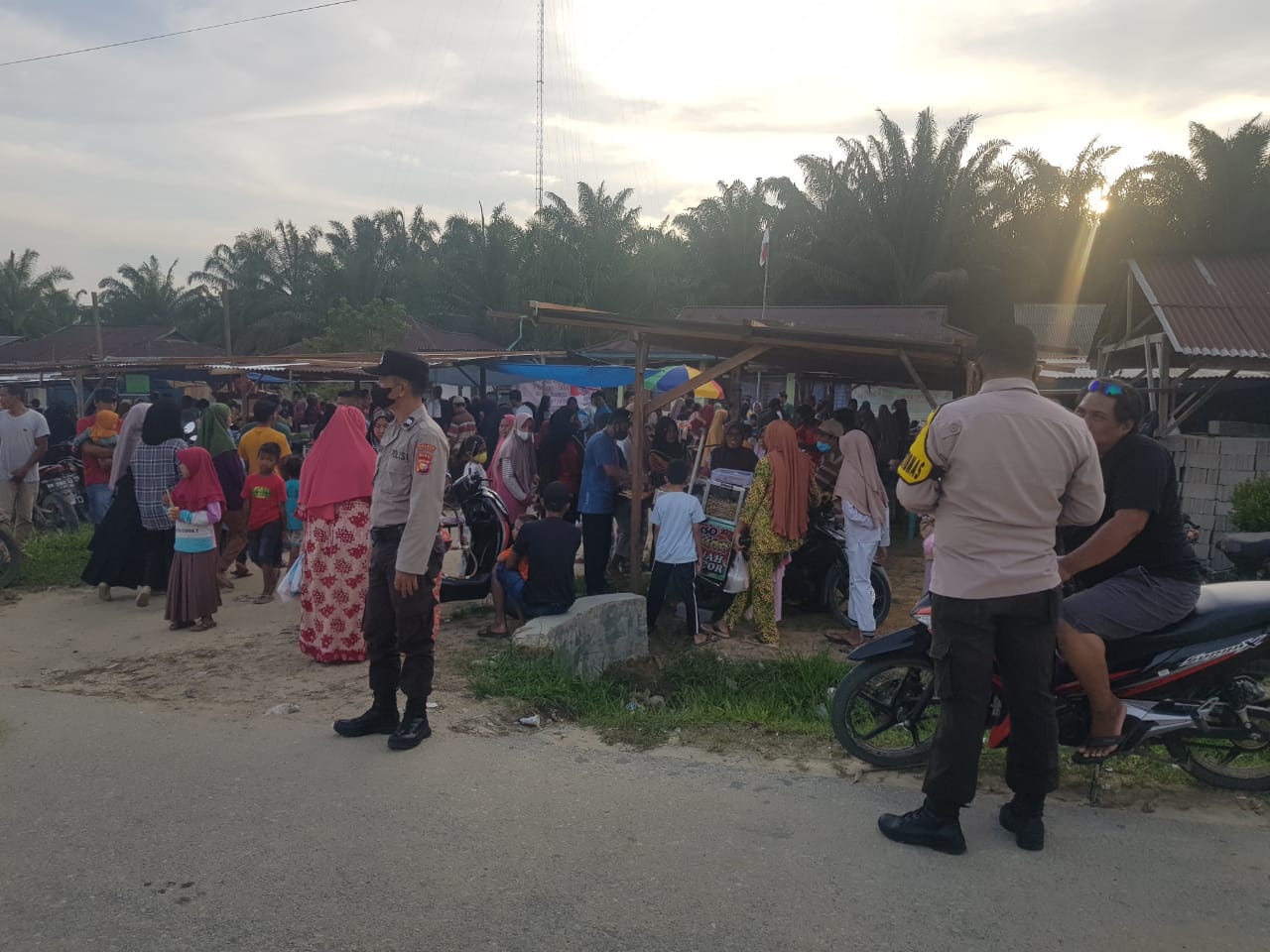 Di Pasar Ramadhan, Personil Polsek Kerumutan Tak Henti Imbau Warga Untuk Taat Prokes