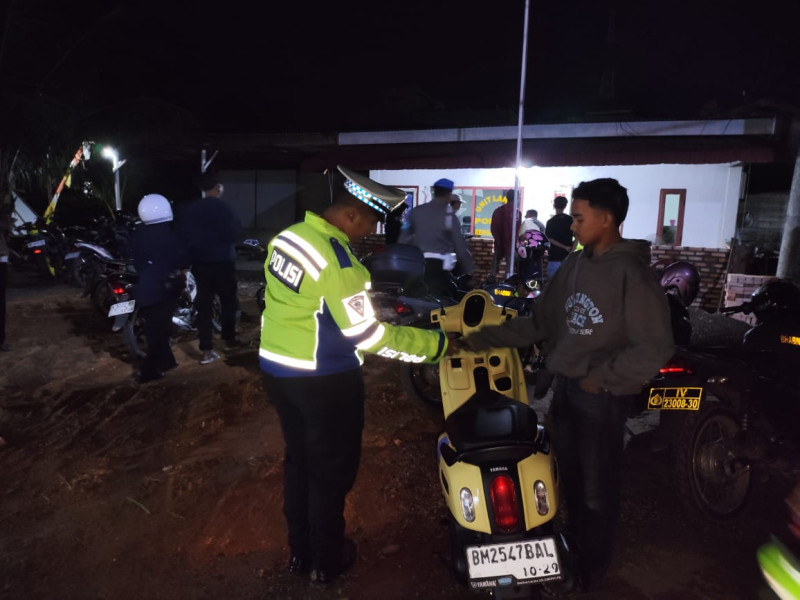 Tanpa Helm dan Knalpot Brong, Polsek Rengat Barat Tilang Pelanggar