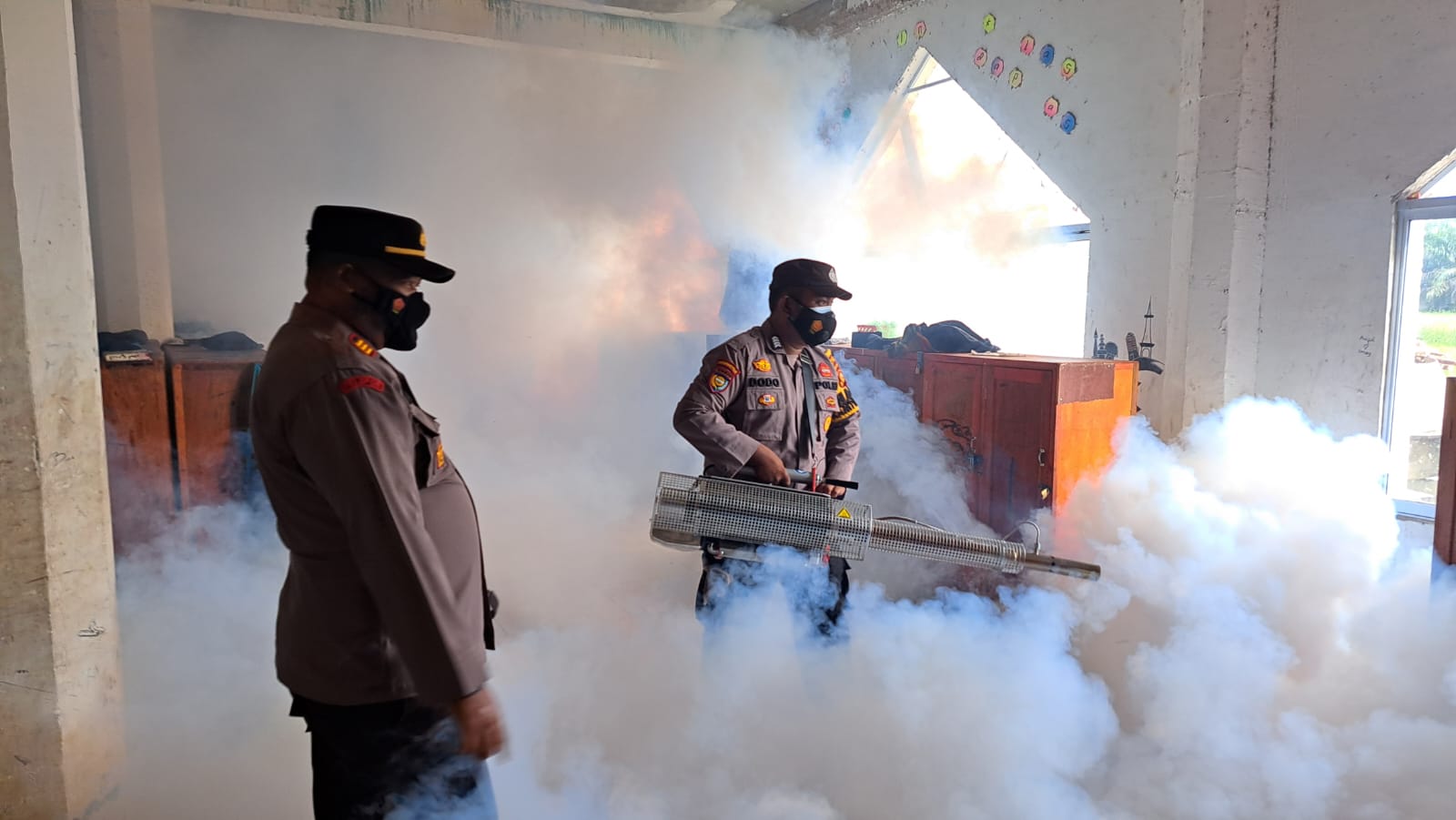 Dalam Rangka Hari Santri Nasional 2022 Personil Polers Siak Fogging Pesantren di Bungaraya