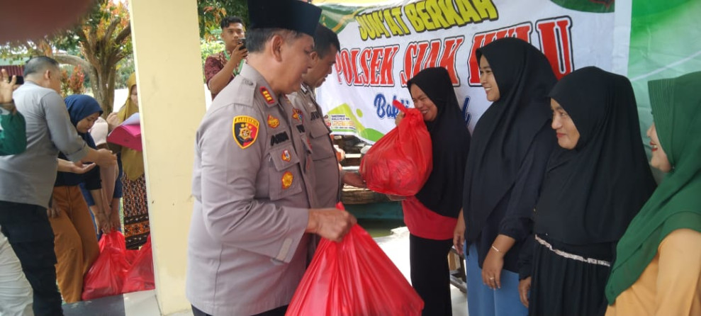 Gelar Jumat Berkah di Pangkalan Baru, Polsek Siak Hulu & PT ABL Bagikan 50 Paket Sembako ke Masyarakat Dhuafa