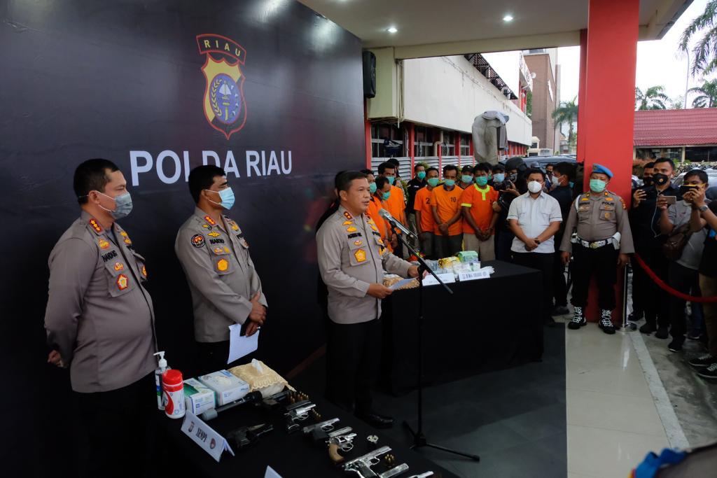 Polda Riau Gulung 9 Orang Sindikat Narkoba Bersenjata Api, 7 Pucuk Senjata & 3 Kg Shabu Diamankan