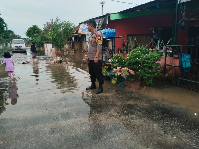 Turut Prihatin, Kapolsek Siak Hulu Sambangi Perumahan Warga Terdampak Banjir
