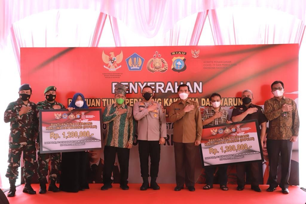 Kapolda Riau Serahkan Bantuan Tunai Tuk Para Pedagang di Mako Polresta Pekanbaru, Senilai Rp 2.6 M
